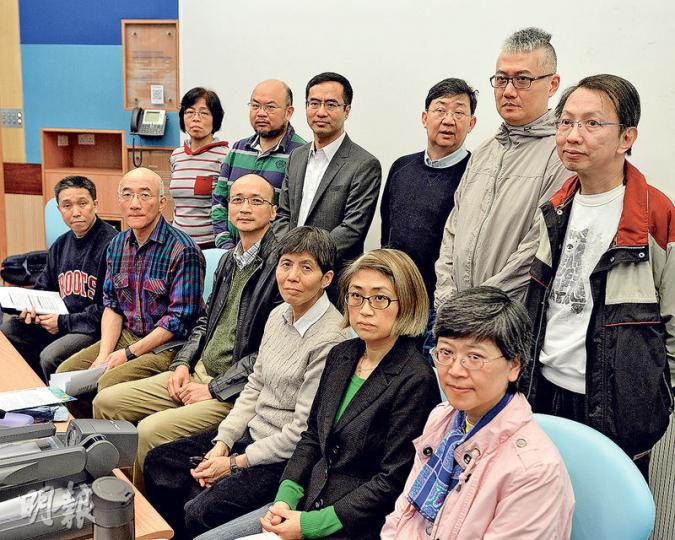 一班大專學者昨公布聯署,要求港府謹言慎行,尊重院校學術事務上的自由,截至昨晚已有988人聯署響應。後排左起﹕理大專上學院陸潔玲、中大蔡子強、城大馮偉華、中大何慶基、浸大黃偉國及杜耀明。前排左起﹕浸大邱祖淇、科大成名、港大陳祖為、中大蔡寶瓊、嶺大陳效能等。(葉家豪攝)(明報製圖) 一班大專學者昨公布聯署,要求港府謹言慎行,尊重院校學術事務上的自由,截至昨晚已有988人聯署響應。後排左起﹕理大專上學院陸潔玲、中大蔡子強、城大馮偉華、中大何慶基、浸大黃偉國及杜耀明。前排左起﹕浸大邱祖淇、科大成名、港大陳祖為、中大蔡寶瓊、嶺大陳效能等。(葉家豪攝)(明報製圖)