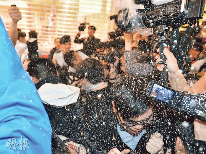 警員在沙田新城市廣場內向示威者發射胡椒噴霧,其間多人「中椒」不適,場面混亂。(盧翊銘攝)約200人昨到沙田參加「捍衛沙田」遊行,要求政府關注水貨客問題及叫停一簽多行,有市民不滿示威者的行為,雙方一度在地上拉扯。(盧翊銘攝)市民昨午到沙田反水貨客,其間看到一名似內地旅客的男子購買大批餅乾糖果等貨品,即上前指罵對方,大叫﹕「愛國用國貨!」(盧翊銘攝)約200名巿民昨午參加「捍衛沙田」遊行,在沙田新城巿廣場一帶的商場示威,要求政府關注水貨客擾民問題,以及叫停一簽多行,商場店舖紛紛落閘暫避。一名報稱是港 警員在沙田新城市廣場內向示威者發射胡椒噴霧,其間多人「中椒」不適,場面混亂。(盧翊銘攝)約200人昨到沙田參加「捍衛沙田」遊行,要求政府關注水貨客問題及叫停一簽多行,有市民不滿示威者的行為,雙方一度在地上拉扯。(盧翊銘攝)市民昨午到沙田反水貨客,其間看到一名似內地旅客的男子購買大批餅乾糖果等貨品,即上前指罵對方,大叫﹕「愛國用國貨!」(盧翊銘攝)約200名巿民昨午參加「捍衛沙田」遊行,在沙田新城巿廣場一帶的商場示威,要求政府關注水貨客擾民問題,以及叫停一簽多行,商場店舖紛紛落閘暫避。一名報稱是港