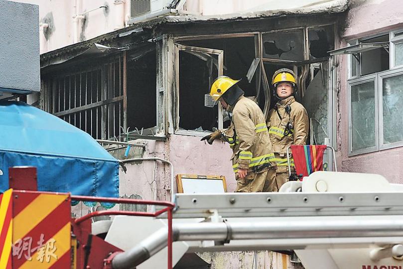 起火的劏房位於大廈1樓平台,疑是僭建物,消防員檢視火場情况,認為火警有可疑,交警方列縱火案處理。 (伍浦鋒攝) 起火的劏房位於大廈1樓平台,疑是僭建物,消防員檢視火場情况,認為火警有可疑,交警方列縱火案處理。 (伍浦鋒攝)