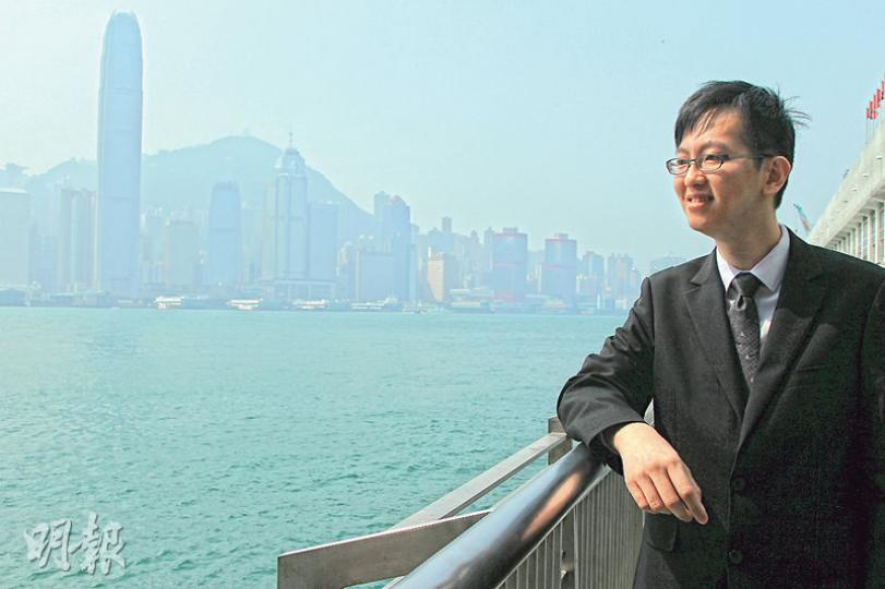 鄧曉峰(Alfred)生於香港,先後在加拿大、深圳及新加坡居住,最後落戶台灣,喜歡當地有政治選擇權,可投票予能代己發聲的政黨。(林俊源攝) 鄧曉峰(Alfred)生於香港,先後在加拿大、深圳及新加坡居住,最後落戶台灣,喜歡當地有政治選擇權,可投票予能代己發聲的政黨。(林俊源攝)