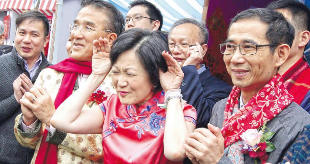 新民黨年宵攤位開幕,主席葉劉淑儀(中)、常務副主席田北辰(前左)現身剪綵,葉太更即場扮羊應節。(李澤彤攝) 新民黨年宵攤位開幕,主席葉劉淑儀(中)、常務副主席田北辰(前左)現身剪綵,葉太更即場扮羊應節。(李澤彤攝)