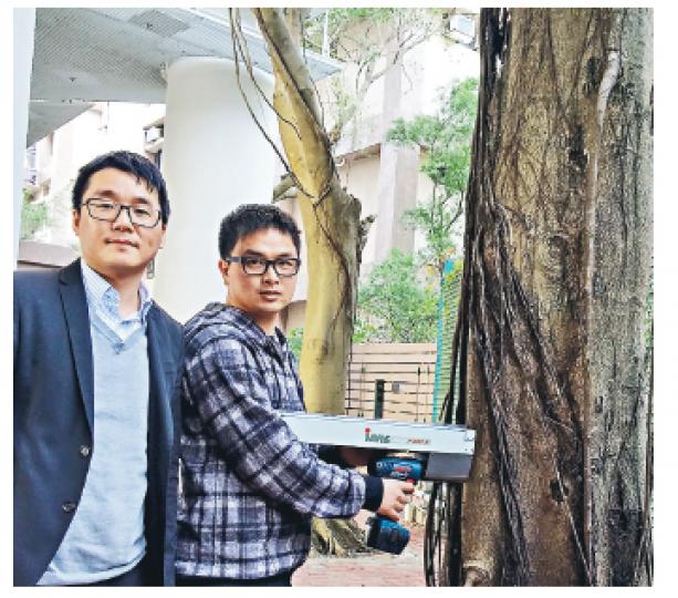 職訓局新開辦的園藝及園境管理學位課程會教授如何檢查樹木健康,圖右為註冊樹藝師示範利用「樹木阻力鑽探機」探測樹木內部有否腐爛,左為香港高等科技教育學院設計學院特任導師張浩。(鄭宏禮攝) 職訓局新開辦的園藝及園境管理學位課程會教授如何檢查樹木健康,圖右為註冊樹藝師示範利用「樹木阻力鑽探機」探測樹木內部有否腐爛,左為香港高等科技教育學院設計學院特任導師張浩。(鄭宏禮攝)