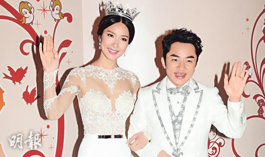 李亞男穿上性感低胸裙與王祖藍有如公主、王子般,揮手接受大家的祝福。(攝影:孫華中)王祖藍這身浮誇的王子造型,在超高皇冠及高鞋幫助,終於高過老婆李亞男,與賓客開心合影。(攝影:孫華中)李亞男與王祖藍在婚宴上徇眾要求咀嘴,陶醉於二人世界中。(攝影:孫華中)王祖藍與李亞男齊齊切三層高玫瑰結婚蛋糕甜蜜蜜。(攝影:孫華中)婚宴上播放王祖藍赤裸上身與性感李亞男在泳池享受陽光的畫面。(攝影:孫華中)陳嘉佳(左)加入戰團搶得花球,開心雀躍。(攝影:孫華中) 李亞男穿上性感低胸裙與王祖藍有如公主、王子般,揮手接受大家的祝福。(攝影:孫華中)王祖藍這身浮誇的王子造型,在超高皇冠及高鞋幫助,終於高過老婆李亞男,與賓客開心合影。(攝影:孫華中)李亞男與王祖藍在婚宴上徇眾要求咀嘴,陶醉於二人世界中。(攝影:孫華中)王祖藍與李亞男齊齊切三層高玫瑰結婚蛋糕甜蜜蜜。(攝影:孫華中)婚宴上播放王祖藍赤裸上身與性感李亞男在泳池享受陽光的畫面。(攝影:孫華中)陳嘉佳(左)加入戰團搶得花球,開心雀躍。(攝影:孫華中)