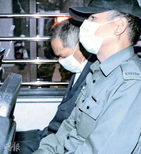 「海泰號」船長黎細明(左)就39項誤殺罪於高院被判囚8年,另就一項危害他人海上安全罪被判囚18個月,兩罪同期執行。代表黎細明的資深大律師表示,無論判刑如何,海難中死去的丈夫、妻子及兒女的生命均無法挽回。(李澤彤攝) 「海泰號」船長黎細明(左)就39項誤殺罪於高院被判囚8年,另就一項危害他人海上安全罪被判囚18個月,兩罪同期執行。代表黎細明的資深大律師表示,無論判刑如何,海難中死去的丈夫、妻子及兒女的生命均無法挽回。(李澤彤攝)