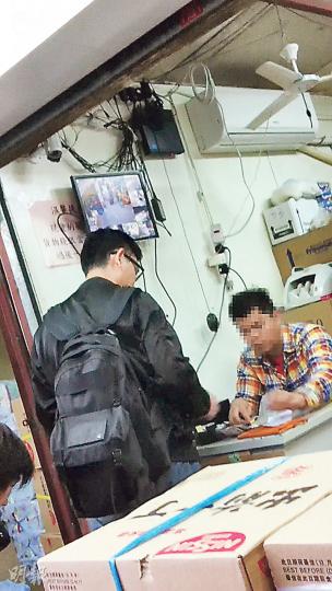 (1)顧客(左)在上水「寮屋水貨店」付款買貨,店員(右)正簽發單據以作「回購」識別。(明報記者攝)(2)顧客將貨品帶到深圳口岸附近的德興大廈,有收貨人憑單收貨,其中一個收貨點有多間不同店舖的代表收貨,然後即場入箱運走。(明報記者攝)(3)記者根據要求到「羅湖村1號」交收點交貨,不足1米闊的窄路有多人聚集等候交貨。(明報記者攝) (1)顧客(左)在上水「寮屋水貨店」付款買貨,店員(右)正簽發單據以作「回購」識別。(明報記者攝)(2)顧客將貨品帶到深圳口岸附近的德興大廈,有收貨人憑單收貨,其中一個收貨點有多間不同店舖的代表收貨,然後即場入箱運走。(明報記者攝)(3)記者根據要求到「羅湖村1號」交收點交貨,不足1米闊的窄路有多人聚集等候交貨。(明報記者攝)