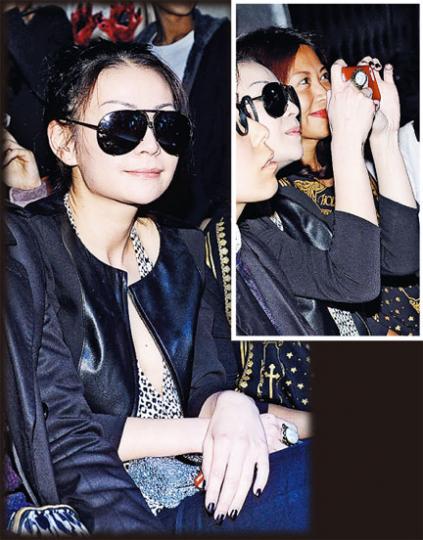 特首梁振英女兒梁齊昕昨晚戴住太陽眼鏡去捧李逸朗場,摸黑睇騷氣氛會更好?她更不時在台下做攝影師為對方拍照。(攝影:鍾偉茵)差不多完騷時,梁齊昕踏上舞台向李逸朗送熊仔。她離去時表示自己聽過對方唱《傻女》幾好聽,不明為何對方會被人鬧。問到父母是否知她來睇騷及是否落實拍戲等問題都未有回覆。(攝影:鍾偉茵) 特首梁振英女兒梁齊昕昨晚戴住太陽眼鏡去捧李逸朗場,摸黑睇騷氣氛會更好?她更不時在台下做攝影師為對方拍照。(攝影:鍾偉茵)差不多完騷時,梁齊昕踏上舞台向李逸朗送熊仔。她離去時表示自己聽過對方唱《傻女》幾好聽,不明為何對方會被人鬧。問到父母是否知她來睇騷及是否落實拍戲等問題都未有回覆。(攝影:鍾偉茵)