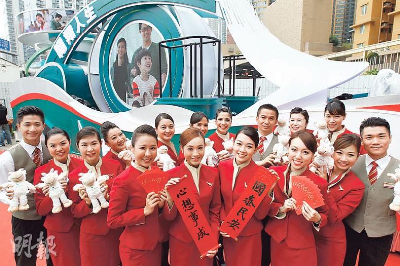 國泰航空連續20年參與花車巡遊,今年花車以「翱翔人生」為題,並首次玩燈光效果,以配合音樂節奏,明晚將出動80名空中服務員、機師及地勤人員表演。(李紹昌攝) 國泰航空連續20年參與花車巡遊,今年花車以「翱翔人生」為題,並首次玩燈光效果,以配合音樂節奏,明晚將出動80名空中服務員、機師及地勤人員表演。(李紹昌攝)