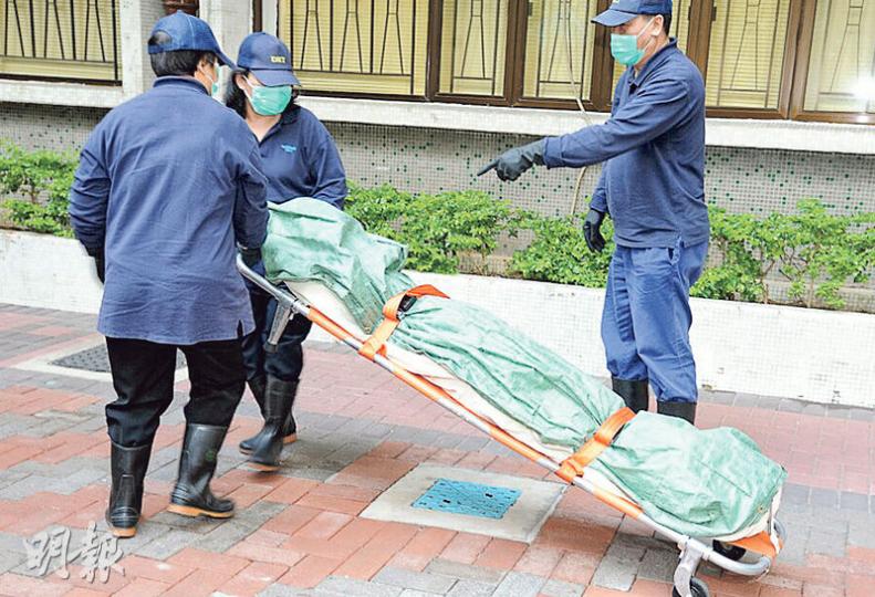 80歲老婦在竹園北邨榕園樓家中死去3天後,家人至昨日才報警,一度惹來謀殺疑雲,但經調查後改列屍體發現,遺體由仵工舁送殮房等候剖驗。 (衛永康攝)探員在榕園樓單位內檢走一批證物,初步相信老婦死因無可疑。(衛永康攝) 80歲老婦在竹園北邨榕園樓家中死去3天後,家人至昨日才報警,一度惹來謀殺疑雲,但經調查後改列屍體發現,遺體由仵工舁送殮房等候剖驗。 (衛永康攝)探員在榕園樓單位內檢走一批證物,初步相信老婦死因無可疑。(衛永康攝)