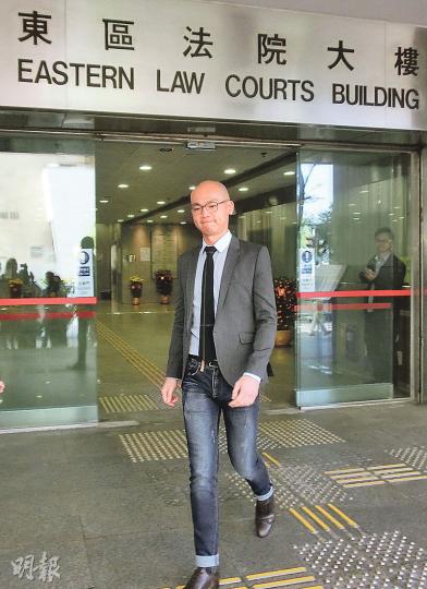 現正休假的公民黨總策劃幹事黃晙(圖)被裁定非禮罪名不成立,他離開法院時面露微笑,拒絕回答提問。(張梓鈴攝) 現正休假的公民黨總策劃幹事黃晙(圖)被裁定非禮罪名不成立,他離開法院時面露微笑,拒絕回答提問。(張梓鈴攝)