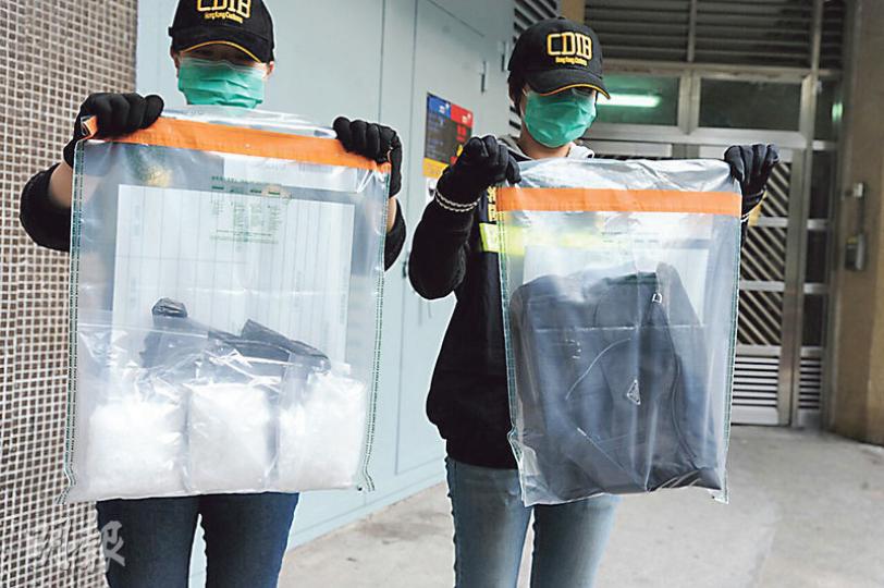 海關人員在14歲少年的斜孭袋內搜獲3包共重約920克的冰毒,巿值約37萬元。 (衛永康攝) 海關人員在14歲少年的斜孭袋內搜獲3包共重約920克的冰毒,巿值約37萬元。 (衛永康攝)