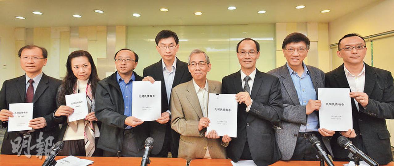 公民社會聯合行動公布《民間民情報告》。港大民研總監鍾庭耀(右三)認為「全民投票」的概念不應成社會禁忌,亦不用把「全民投票」等同主權表決。(黃志東攝) 公民社會聯合行動公布《民間民情報告》。港大民研總監鍾庭耀(右三)認為「全民投票」的概念不應成社會禁忌,亦不用把「全民投票」等同主權表決。(黃志東攝)
