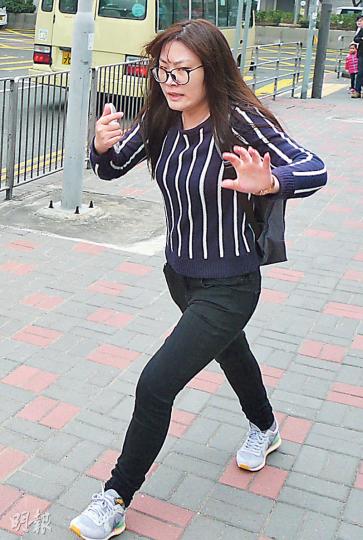 被告洪越(圖)的代表律師表示願意賠償事主,亦曾去信律政司要求簽保守行為,但不獲律政司首肯。(何偉畧攝) 被告洪越(圖)的代表律師表示願意賠償事主,亦曾去信律政司要求簽保守行為,但不獲律政司首肯。(何偉畧攝)