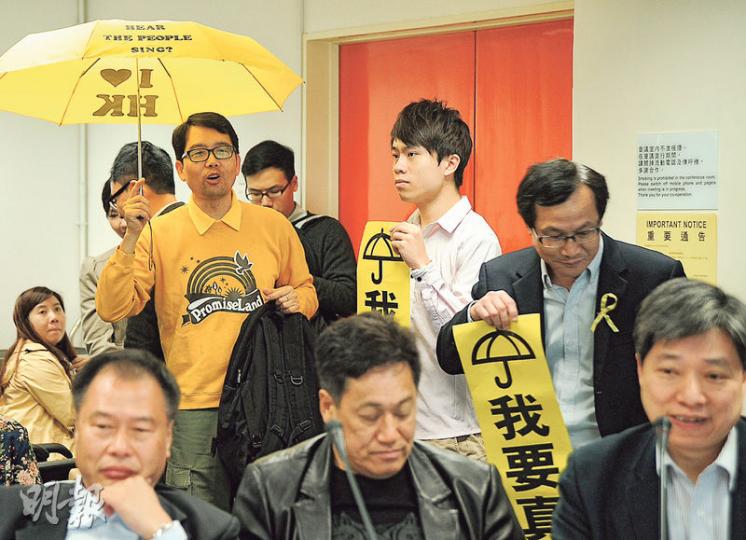 署理特首林鄭月娥昨日到元朗區議會談政改,當區民主黨區議員黃偉賢持黃傘,以及旁邊的鄺俊宇持「我要真普選」標語,離場抗議。(胡景禧攝)林鄭月娥(左二)昨日到元朗區議會會議討論政改,約20名民建聯及新界社團聯會的成員在場外請願,高呼「有票不要無理由」口號。(胡景禧攝) 署理特首林鄭月娥昨日到元朗區議會談政改,當區民主黨區議員黃偉賢持黃傘,以及旁邊的鄺俊宇持「我要真普選」標語,離場抗議。(胡景禧攝)林鄭月娥(左二)昨日到元朗區議會會議討論政改,約20名民建聯及新界社團聯會的成員在場外請願,高呼「有票不要無理由」口號。(胡景禧攝)