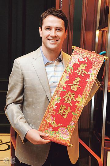 奧雲入鄉隨俗學講「恭喜發財」,練習一次已學曉。(攝影:孫華中) 奧雲入鄉隨俗學講「恭喜發財」,練習一次已學曉。(攝影:孫華中)