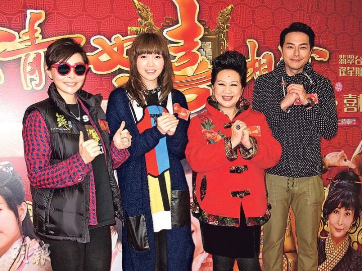 湯盈盈(左起)、吳若希、薛家燕及蕭正楠到社區中心探訪老人家。(攝影/記者:李潔盈) 湯盈盈(左起)、吳若希、薛家燕及蕭正楠到社區中心探訪老人家。(攝影/記者:李潔盈)