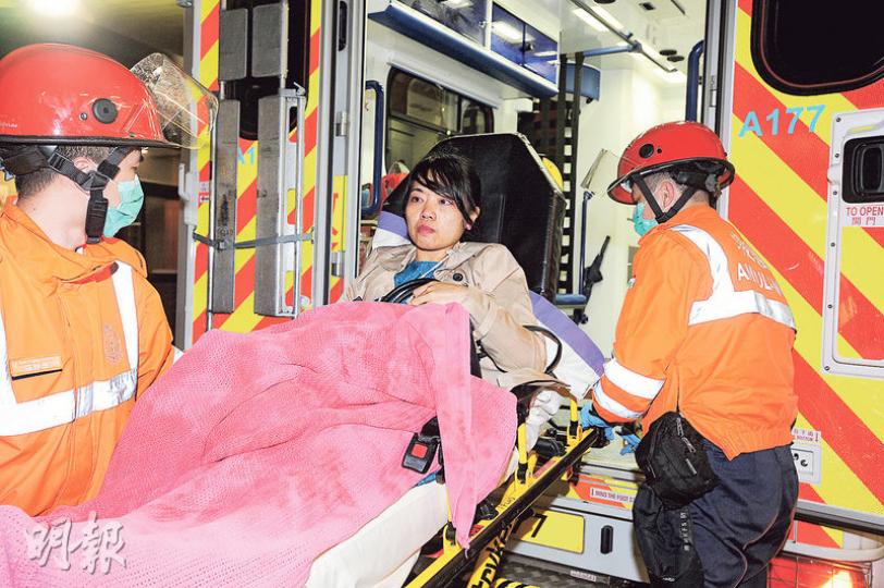 曾被捲入車底的女子迅速被其他人救出,她僅受輕傷,但見到同行男子被困車底,曾在場激動大叫。(衛永康攝)兩輛新巴在海怡半島斑馬線前首尾相撞,前車被推前逾10米,衝過行人路撞傷4名途人,事件釀成20人送院。(衛永康攝)事件中590號新巴車長並無受傷,他曾報稱事發前已把車停定,並稱已經拉好手掣。(衛永康攝) 曾被捲入車底的女子迅速被其他人救出,她僅受輕傷,但見到同行男子被困車底,曾在場激動大叫。(衛永康攝)兩輛新巴在海怡半島斑馬線前首尾相撞,前車被推前逾10米,衝過行人路撞傷4名途人,事件釀成20人送院。(衛永康攝)事件中590號新巴車長並無受傷,他曾報稱事發前已把車停定,並稱已經拉好手掣。(衛永康攝)