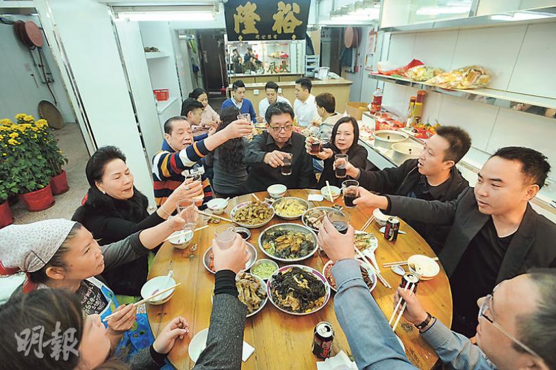 西環海味老店裕隆號今年繼續50多年於店內吃開年飯的傳統,20多名伙記和老闆們坐滿兩圍,與親友聚首一堂,互相道賀。(胡景禧攝) 西環海味老店裕隆號今年繼續50多年於店內吃開年飯的傳統,20多名伙記和老闆們坐滿兩圍,與親友聚首一堂,互相道賀。(胡景禧攝)