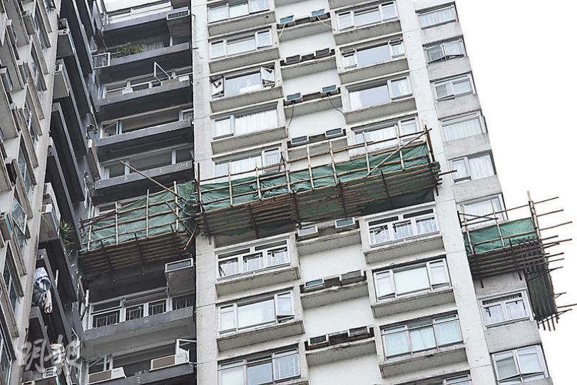 婦人飛墮4層樓後,剛巧跌落樓下一個棚架,性命得保。(蔡方山攝)在北角城市花園墮樓的中年婦,獲救時頭部受傷,經救治後暫無性命危險。(蔡方山攝) 婦人飛墮4層樓後,剛巧跌落樓下一個棚架,性命得保。(蔡方山攝)在北角城市花園墮樓的中年婦,獲救時頭部受傷,經救治後暫無性命危險。(蔡方山攝)