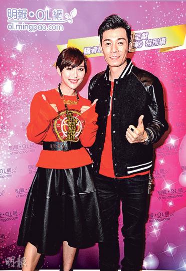 周柏豪（右）與陳靜（左）都是首次參與賀歲片演出，兩人都大讚今年好戲連場，欲知電影走勢就要緊貼明報娛樂報道！（攝影：鍾偉茵）吳君如雖不在港，但仍親拍片段恭賀明報讀者今年咩都Duck（得）！（攝影：鍾偉茵）周柏豪與陳靜出席明報娛樂及OL網呈獻之《12金鴨》特別場擔任謝票嘉賓，和幸運讀者零距離接觸。（攝影：鍾偉茵）陳靜被讀者「捕獲」要求合照，她非常友善逐一影相。（攝影：鍾偉茵）幸運讀者魚貫入場欣賞《12金鴨》，一於先睹為快。（攝影：鍾偉茵）