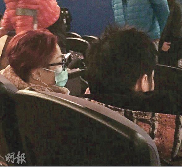 Sammi跟安仔兩公婆一起看電影版《衝上雲霄》，認真甜蜜。（微博圖片）