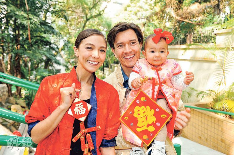 Cara G.再度懷孕,丈夫Jesper期待再做爸爸。快滿一歲的India結上紅蝴蝶頭飾萌爆。(攝影﹕鍾偉茵)Cara G.與丈夫Jesper融入中國傳統文化,一家三口齊換上唐裝出動拜年。(攝影﹕鍾偉茵) Cara G.再度懷孕,丈夫Jesper期待再做爸爸。快滿一歲的India結上紅蝴蝶頭飾萌爆。(攝影﹕鍾偉茵)Cara G.與丈夫Jesper融入中國傳統文化,一家三口齊換上唐裝出動拜年。(攝影﹕鍾偉茵)