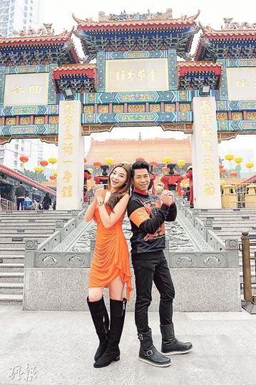 張家瑩與蔡國威到黃大仙祠拜神求籤,望羊年事事順利,如意吉祥。(攝影﹕鍾偉茵)張家瑩與蔡國威為亞視求得25號屬上籤(中),而兩人求得的自身籤也屬好籤。(攝影﹕鍾偉茵)蔡國威、張家瑩誠心跪拜求籤。(攝影﹕鍾偉茵) 張家瑩與蔡國威到黃大仙祠拜神求籤,望羊年事事順利,如意吉祥。(攝影﹕鍾偉茵)張家瑩與蔡國威為亞視求得25號屬上籤(中),而兩人求得的自身籤也屬好籤。(攝影﹕鍾偉茵)蔡國威、張家瑩誠心跪拜求籤。(攝影﹕鍾偉茵)