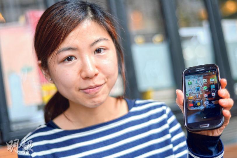 90後少女Julia不想建構網上虛擬身分,亦不想別人透過facebook認識自己,她喜歡面對面溝通,因此寧願資訊落後於人。她堅持不加入「面書一族」,現時使用的智能手機僅用作打電話、WhatsApp傳訊等。(葉家豪攝) 90後少女Julia不想建構網上虛擬身分,亦不想別人透過facebook認識自己,她喜歡面對面溝通,因此寧願資訊落後於人。她堅持不加入「面書一族」,現時使用的智能手機僅用作打電話、WhatsApp傳訊等。(葉家豪攝)