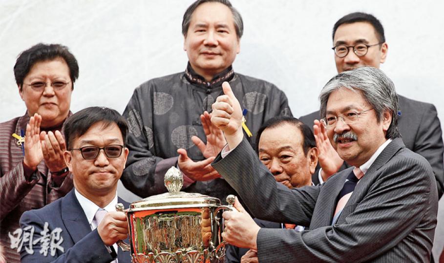 鄉議局主席劉皇發(前排中)的兒子劉業強(前左)與太太葉愛愛的愛駒「驌龍」奪得賀年盃,財政司長曾俊華(前右)負責頒盃並舉起姆指讚好,發叔獲贈金元寶亦喜上眉梢。劉業強向傳媒說,能夠在新春勝出此項盃賽,「夠晒好意頭」。曾俊華昨早在電台談論預算案,未有透露紓緩措施的詳情。(李紹昌攝)羊年賀歲賽馬昨於沙田馬場開鑼,財政司長曾俊華(右二)、馬會主席葉錫安(左三)及馬會行政總裁應家柏(左二)主持開幕典禮及醒獅點睛。今年賀歲馬旺財不旺丁,總投注額達17.05億元較去年升逾一成,但全日入場人次則較往年下跌。(李紹 鄉議局主席劉皇發(前排中)的兒子劉業強(前左)與太太葉愛愛的愛駒「驌龍」奪得賀年盃,財政司長曾俊華(前右)負責頒盃並舉起姆指讚好,發叔獲贈金元寶亦喜上眉梢。劉業強向傳媒說,能夠在新春勝出此項盃賽,「夠晒好意頭」。曾俊華昨早在電台談論預算案,未有透露紓緩措施的詳情。(李紹昌攝)羊年賀歲賽馬昨於沙田馬場開鑼,財政司長曾俊華(右二)、馬會主席葉錫安(左三)及馬會行政總裁應家柏(左二)主持開幕典禮及醒獅點睛。今年賀歲馬旺財不旺丁,總投注額達17.05億元較去年升逾一成,但全日入場人次則較往年下跌。(李紹