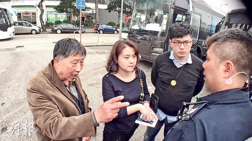 來自南京的徐氏一家,透過淘寶網報團來港,昨日不滿行程貨不對辦,拒絕在紅磡購物,要求離團,結果被導遊報警指違約,最後經警方調停後雙方和解,繼續行程。(林智傑攝) 來自南京的徐氏一家,透過淘寶網報團來港,昨日不滿行程貨不對辦,拒絕在紅磡購物,要求離團,結果被導遊報警指違約,最後經警方調停後雙方和解,繼續行程。(林智傑攝)