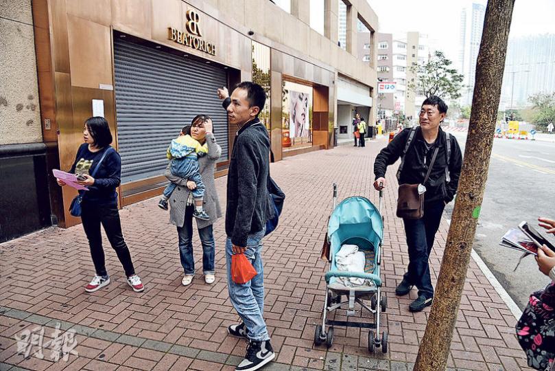 數名內地旅客昨到紅磡半島廣場一間珠寶店打算退貨,但珠寶店沒開門,眾人遂報警。(林智傑攝)內地旅客展示珠寶店單據,上面寫有「6個月內百分百退款保障」等字眼。(林智傑攝) 數名內地旅客昨到紅磡半島廣場一間珠寶店打算退貨,但珠寶店沒開門,眾人遂報警。(林智傑攝)內地旅客展示珠寶店單據,上面寫有「6個月內百分百退款保障」等字眼。(林智傑攝)