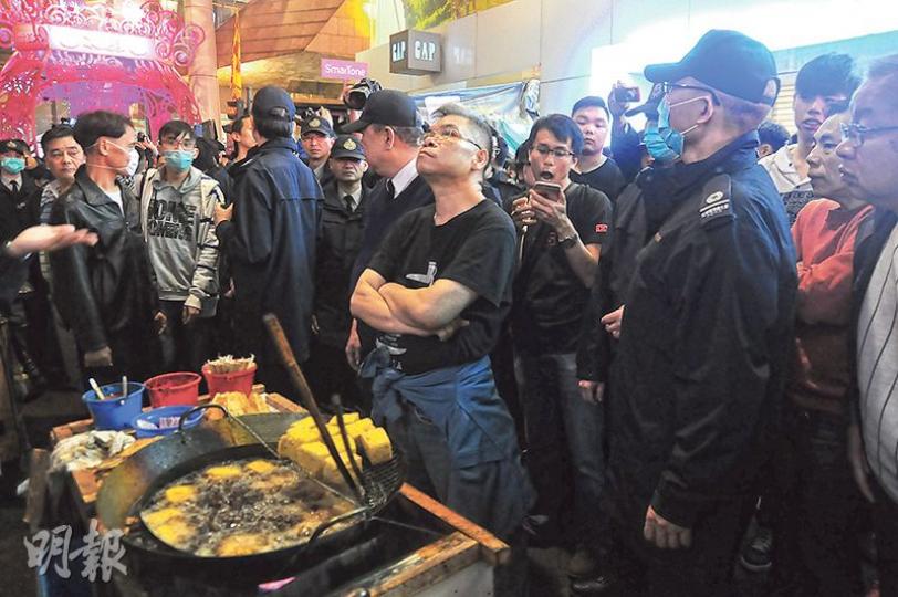 食環署人員把旺角港鐵站E1出口的熟食小販驅趕到砵蘭街,其間賣臭豆腐小販一度因滾油及人多擠迫拒絕離開,最終他也把小販車推走。 (賴俊傑攝)食環署人員驅趕小販期間,因小販及巿民情緒激動,約50名警員到場增援,警員一度持盾牌及拔出警棍戒備。 (賴俊傑攝)熟食小販從旺角港鐵站E1出口被驅趕,轉到砵蘭街路邊擺檔,食環署人員未有採取拘捕行動,現場有大批巿民光顧,十分擠迫。(樊銳昌攝) 食環署人員把旺角港鐵站E1出口的熟食小販驅趕到砵蘭街,其間賣臭豆腐小販一度因滾油及人多擠迫拒絕離開,最終他也把小販車推走。 (賴俊傑攝)食環署人員驅趕小販期間,因小販及巿民情緒激動,約50名警員到場增援,警員一度持盾牌及拔出警棍戒備。 (賴俊傑攝)熟食小販從旺角港鐵站E1出口被驅趕,轉到砵蘭街路邊擺檔,食環署人員未有採取拘捕行動,現場有大批巿民光顧,十分擠迫。(樊銳昌攝)