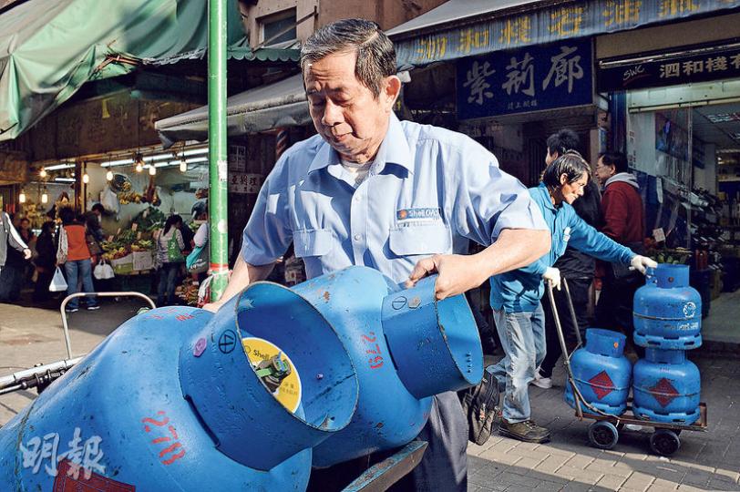 罐裝石油氣市場萎縮,69歲的李鉞慶說近年已轉型檢查及維修石油氣爐具。他憶述1970年代,每日訂單應接不暇,每次送貨,一架單車前後最多各懸掛4罐石油氣,猶如孔雀開屏,後來政府收緊法例,每次最多只可運送4罐。圖為慶叔示範將樽裝石油氣放在單車上。(葉家豪攝) 罐裝石油氣市場萎縮,69歲的李鉞慶說近年已轉型檢查及維修石油氣爐具。他憶述1970年代,每日訂單應接不暇,每次送貨,一架單車前後最多各懸掛4罐石油氣,猶如孔雀開屏,後來政府收緊法例,每次最多只可運送4罐。圖為慶叔示範將樽裝石油氣放在單車上。(葉家豪攝)