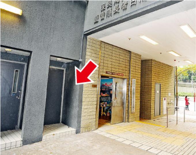 大角嘴一間老人院的防煙門出入口(箭嘴示)入黑後成為暗角,日前深夜疑有人在該處交歡,現場通道裝有閉路電視,雖不能拍到暗角情况,但能拍到行經途人的面貌。(樊銳昌攝) 大角嘴一間老人院的防煙門出入口(箭嘴示)入黑後成為暗角,日前深夜疑有人在該處交歡,現場通道裝有閉路電視,雖不能拍到暗角情况,但能拍到行經途人的面貌。(樊銳昌攝)