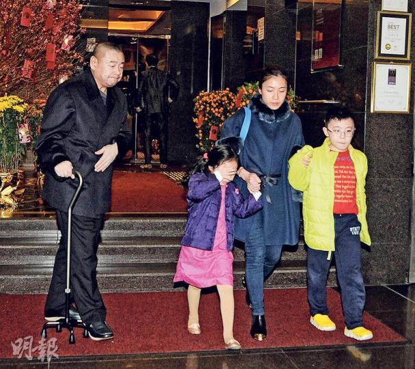 大劉與甘比及一對兒女午、晚飯都光顧富豪飯堂。(攝影/記者:梁榮達) 大劉與甘比及一對兒女午、晚飯都光顧富豪飯堂。(攝影/記者:梁榮達)