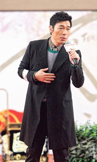 許志安昨日出席沙田馬場舉行的活動,即席獻唱,與馬迷共度新歲。(攝影:孫華中) 許志安昨日出席沙田馬場舉行的活動,即席獻唱,與馬迷共度新歲。(攝影:孫華中)