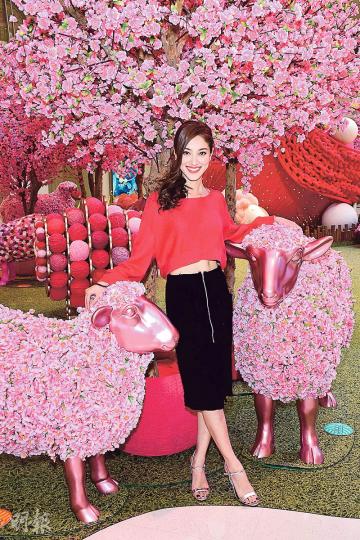「羊女」陳凱琳在桃花下拍照,希望羊年愛情降臨。(攝影:梁迺楠)陳凱琳祝《明報》讀者羊年日日都開開心心。(攝影:梁迺楠)陳凱琳沾巨羊的旺氣,希望羊年做「咩」都開心。(攝影:梁迺楠) 「羊女」陳凱琳在桃花下拍照,希望羊年愛情降臨。(攝影:梁迺楠)陳凱琳祝《明報》讀者羊年日日都開開心心。(攝影:梁迺楠)陳凱琳沾巨羊的旺氣,希望羊年做「咩」都開心。(攝影:梁迺楠)