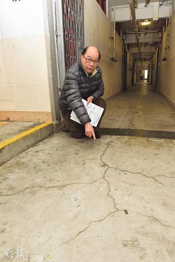 東區區議員黎志強表示,興華(二)邨多處公用地方有石屎剝落及現裂縫等失修狀况,加上房委會早年已重建興華(一)邨,認為未來柴灣在有公營房屋的地皮下,房委會應及早部署重建興華(二)邨。(陳淑安攝) 東區區議員黎志強表示,興華(二)邨多處公用地方有石屎剝落及現裂縫等失修狀况,加上房委會早年已重建興華(一)邨,認為未來柴灣在有公營房屋的地皮下,房委會應及早部署重建興華(二)邨。(陳淑安攝)