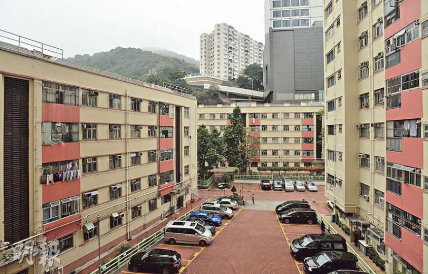 現時樓齡達63年,佔地達9.62公頃,但只容納700個住戶,不少樓宇只有5至6層高,若按現時市區5倍地積比率重建,估計可興建1.7萬個實用面積300方呎的小型單位,較現時單位數目增加逾23倍。(余俊亮攝)樓齡達57年的西環邨面積約有2.45公頃,現時容納約600個住戶,隨着發展局公布西環加惠民道有兩幅地皮作興建公營房屋用途,西環邨亦被視為有條件啟動重建。(余俊亮攝) 現時樓齡達63年,佔地達9.62公頃,但只容納700個住戶,不少樓宇只有5至6層高,若按現時市區5倍地積比率重建,估計可興建1.7萬個實用面積300方呎的小型單位,較現時單位數目增加逾23倍。(余俊亮攝)樓齡達57年的西環邨面積約有2.45公頃,現時容納約600個住戶,隨着發展局公布西環加惠民道有兩幅地皮作興建公營房屋用途,西環邨亦被視為有條件啟動重建。(余俊亮攝)