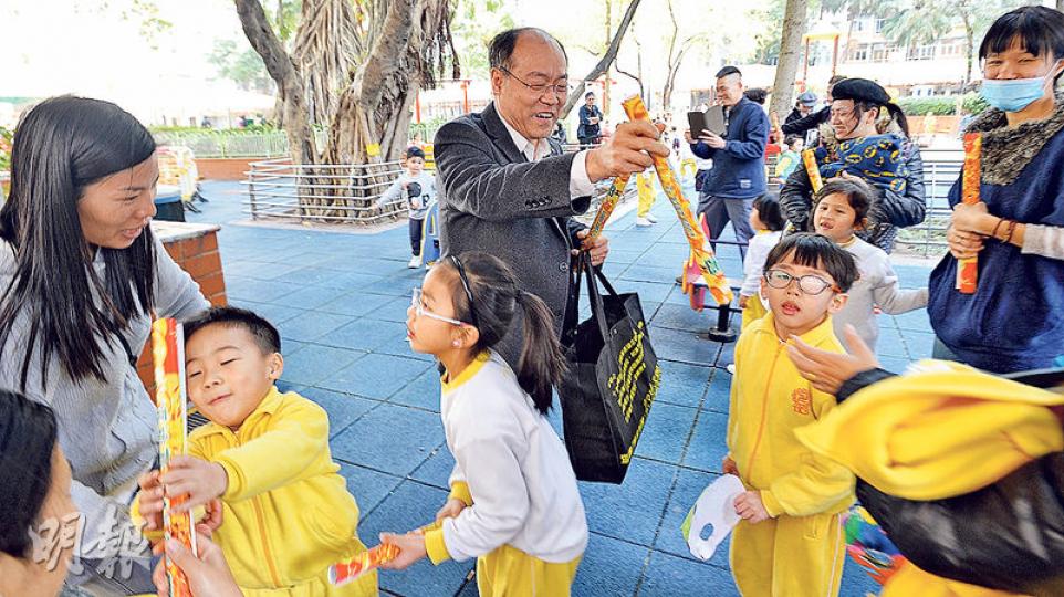 面對建制小花挑戰,民協馮檢基(中)表示作為立法會議員雖難以全天候落區,但仍維持每個月7次落區,處理街坊投訴,更趁新年前到區內派揮春。(葉家豪攝)21歲民主黨「乳鴿」冼卓嵐1月開始落戶中西區做地區工作,目前主力參加業主立案法團會議,爭取在街坊面前曝光。(葉家豪攝) 面對建制小花挑戰,民協馮檢基(中)表示作為立法會議員雖難以全天候落區,但仍維持每個月7次落區,處理街坊投訴,更趁新年前到區內派揮春。(葉家豪攝)21歲民主黨「乳鴿」冼卓嵐1月開始落戶中西區做地區工作,目前主力參加業主立案法團會議,爭取在街坊面前曝光。(葉家豪攝)