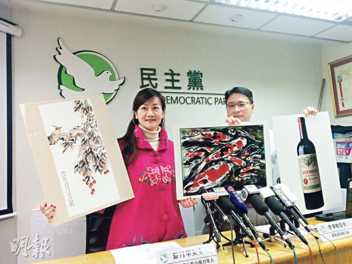 民主黨黨慶目標籌到300萬,當晚拍賣品豐富,包括有國畫大師何永祥作品《紅荔小鳥》(左)、香港畫家史佰嘅《有生命的珍寶易發揚》(中),同埋恒基執行董事黃浩明捐出嘅一箱Pétrus紅酒(右)。(梁卓怡攝) 民主黨黨慶目標籌到300萬,當晚拍賣品豐富,包括有國畫大師何永祥作品《紅荔小鳥》(左)、香港畫家史佰嘅《有生命的珍寶易發揚》(中),同埋恒基執行董事黃浩明捐出嘅一箱Pétrus紅酒(右)。(梁卓怡攝)