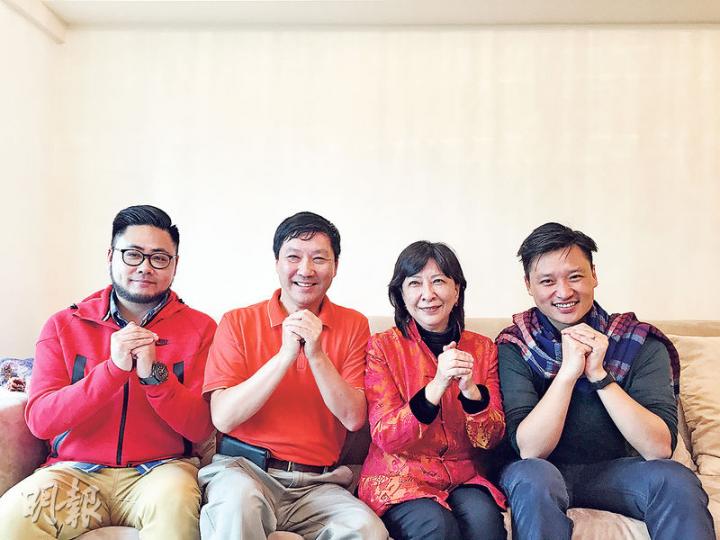民建聯副主席蔣麗芸(右二)、老公梁海明(左二)噚日喺屋企招待傳媒,仲叫埋2012年選舉同佢一齊排隊嘅黨友葉傲冬(左一)同鄭泳舜(右一)出嚟,但佢唔肯透露邊個選情看高一線。(何曉勤攝) 民建聯副主席蔣麗芸(右二)、老公梁海明(左二)噚日喺屋企招待傳媒,仲叫埋2012年選舉同佢一齊排隊嘅黨友葉傲冬(左一)同鄭泳舜(右一)出嚟,但佢唔肯透露邊個選情看高一線。(何曉勤攝)