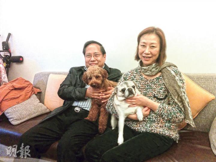 何俊仁夫婦喺屋企接待傳媒拜年,何太聽到仁哥遲啲會上網台節目煮餸時,不禁搖頭嘆息。(梁卓怡攝) 何俊仁夫婦喺屋企接待傳媒拜年,何太聽到仁哥遲啲會上網台節目煮餸時,不禁搖頭嘆息。(梁卓怡攝)