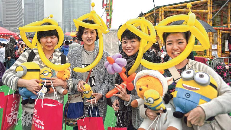 友邦歐陸嘉年華噚日閉幕,李小姐(左起)、陳小姐、吳小姐及劉小姐收穫豐富,共花約700元擲到7隻公仔。劉小姐話機動遊戲收費高,自己一個都無玩,李小姐就笑言﹕「散盡錢財嘅感覺真係好!」(葉家豪攝) 友邦歐陸嘉年華噚日閉幕,李小姐(左起)、陳小姐、吳小姐及劉小姐收穫豐富,共花約700元擲到7隻公仔。劉小姐話機動遊戲收費高,自己一個都無玩,李小姐就笑言﹕「散盡錢財嘅感覺真係好!」(葉家豪攝)