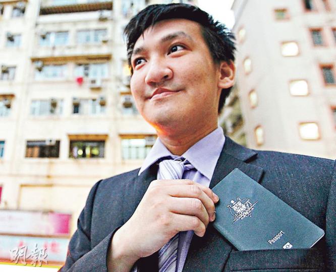 小時候移民澳洲的潘先生,早已入籍澳洲及持有澳洲護照。他數年前回流香港發展,眼見近年中港融合步伐急速,對本港工作環境沒有信心,計劃一兩年後再次移居澳洲。(林俊源攝) 小時候移民澳洲的潘先生,早已入籍澳洲及持有澳洲護照。他數年前回流香港發展,眼見近年中港融合步伐急速,對本港工作環境沒有信心,計劃一兩年後再次移居澳洲。(林俊源攝)