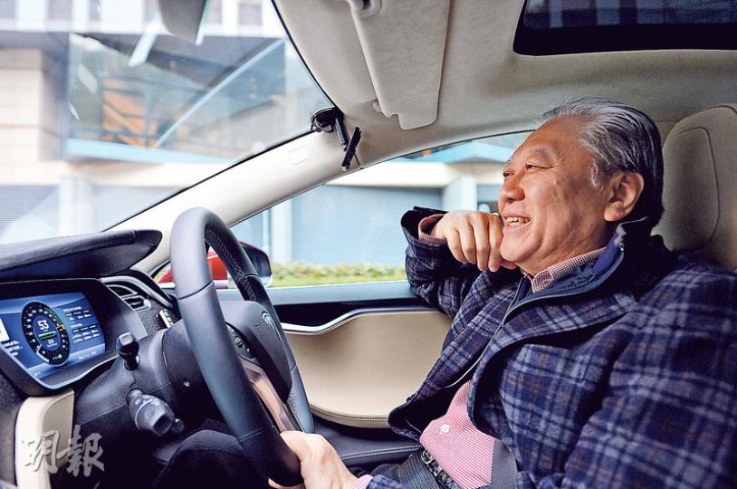 有Model S車主表示,Tesla推出的產品及服務令他「愛上電動車」。(葉家豪攝) 有Model S車主表示,Tesla推出的產品及服務令他「愛上電動車」。(葉家豪攝)
