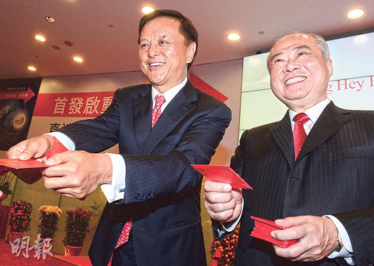 港交所行政總裁李小加(左)稱,下月起將容許滬港股通沽空,預計初時規模會較小,當券商加大建倉後便會改善。圖為李小加及主席周松崗(右)昨日在羊年首個交易日團拜派利市。(劉焌陶攝) 港交所行政總裁李小加(左)稱,下月起將容許滬港股通沽空,預計初時規模會較小,當券商加大建倉後便會改善。圖為李小加及主席周松崗(右)昨日在羊年首個交易日團拜派利市。(劉焌陶攝)