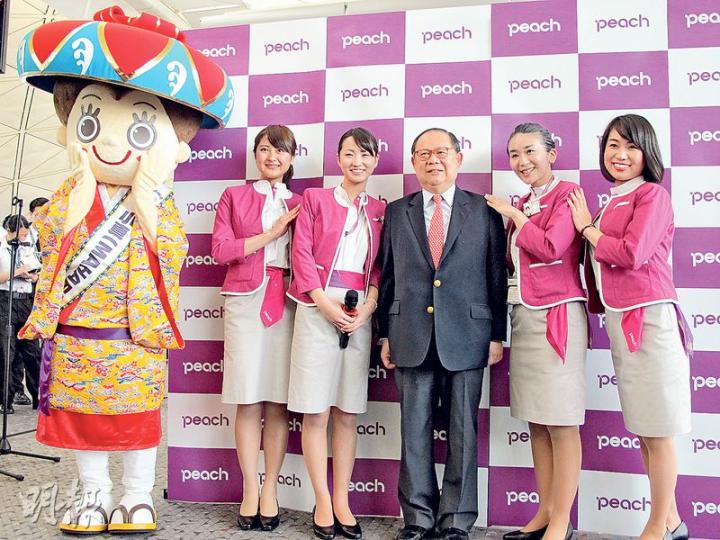 第一東方投資集團董事長諸立力(右三)表示,歡迎捷星等廉航加入市場,大家玩法不同,最終可令消費者受惠。(鄭智文攝) 第一東方投資集團董事長諸立力(右三)表示,歡迎捷星等廉航加入市場,大家玩法不同,最終可令消費者受惠。(鄭智文攝)