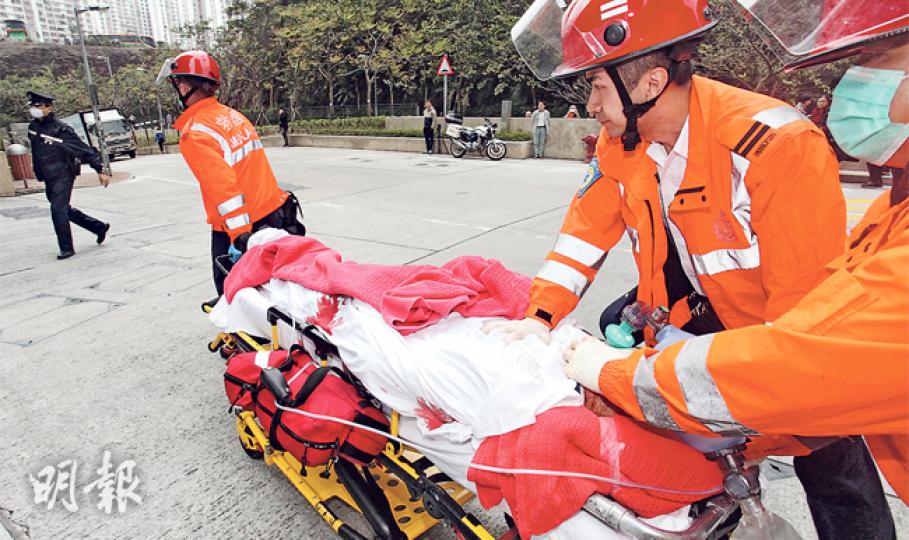 68歲的鄧直秋抱着13個月大的男孫墮樓,鄧伯跌落簷篷後重傷昏迷,由救護車送院搶救後不治。(林智傑攝)男嬰遺體昨晚由仵工舁送殮房,死因有待確定。(林智傑攝)事件發生後,年邁的嫲嫲痛失老伴及孫兒,傷心激動,需要由救護車送院。(盧翊銘攝)男嬰的父親(鄧伯的兒子)得知摯親墮樓後,立即急跑到地下,見到兒子跌在地上,曾激動搥胸叫途人報警。他昨午被警員帶到醫院了解情况,協助調查。(盧翊銘攝)墮樓事件發生後,一名女親友到場了解,其間神色悲傷,雙手緊握,其後被警員帶走協助調查。(衛永康攝)彩德邨彩義樓13樓單位客 68歲的鄧直秋抱着13個月大的男孫墮樓,鄧伯跌落簷篷後重傷昏迷,由救護車送院搶救後不治。(林智傑攝)男嬰遺體昨晚由仵工舁送殮房,死因有待確定。(林智傑攝)事件發生後,年邁的嫲嫲痛失老伴及孫兒,傷心激動,需要由救護車送院。(盧翊銘攝)男嬰的父親(鄧伯的兒子)得知摯親墮樓後,立即急跑到地下,見到兒子跌在地上,曾激動搥胸叫途人報警。他昨午被警員帶到醫院了解情况,協助調查。(盧翊銘攝)墮樓事件發生後,一名女親友到場了解,其間神色悲傷,雙手緊握,其後被警員帶走協助調查。(衛永康攝)彩德邨彩義樓13樓單位客