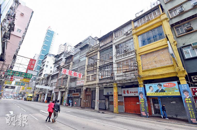 毗鄰旺角朗豪坊的上海街600至626號一排14幢唐樓,其中10幢有約90年歷史,是本港僅存的戰前廣州式騎樓,採典型上居下舖設計。市建局將於今年中展開活化及改建工程,當中2幢會整座保留,另外8幢則會以「留前不留後」方式保存。(葉家豪攝) 毗鄰旺角朗豪坊的上海街600至626號一排14幢唐樓,其中10幢有約90年歷史,是本港僅存的戰前廣州式騎樓,採典型上居下舖設計。市建局將於今年中展開活化及改建工程,當中2幢會整座保留,另外8幢則會以「留前不留後」方式保存。(葉家豪攝)