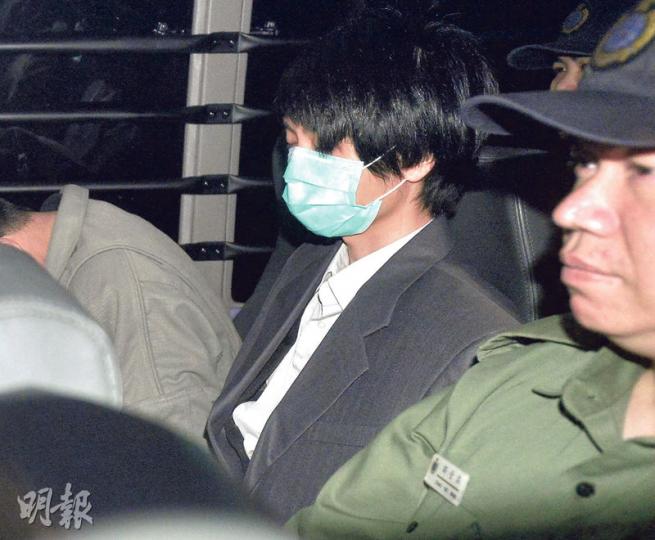 涉伙同友人弒殺及肢解雙親的首被告周凱亮(圖),昨於庭上不時雙手交叉於胸前,表現自信。(余俊亮攝) 涉伙同友人弒殺及肢解雙親的首被告周凱亮(圖),昨於庭上不時雙手交叉於胸前,表現自信。(余俊亮攝)